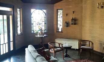 Imagem 7: Estilo Colonial, 06 Quartos, Localização Excelente em Bairro Tradicional