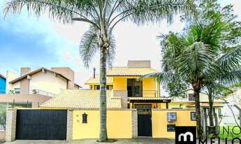 Imagem: Linda Casa Individual de 6 quartos, em rua