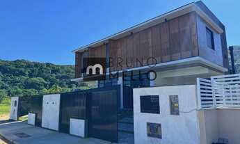 Imagem 2: Casa de 211 m² com 3 dormitórios sendo 1 suíte no Loteamento Villa Pamplona, Floripa/SC