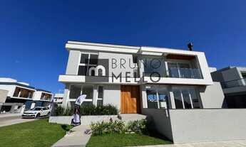 Imagem: Casa com 4 quartos, sendo 3 suítes e piscina