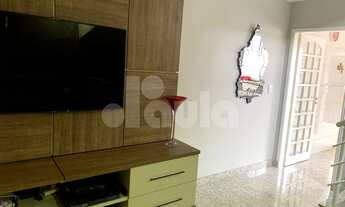 Imagem 3: Jardim Oriental. Sobrado com 238m2. Reformado, 3 banheiros, quintal e 4 vagas de garagem.d