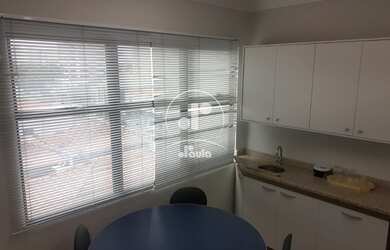 Imagem 6: Sala Comercial no Jardim Bela Vista Com 33 m² de área . Sala com mesas, cadeiras, e armár