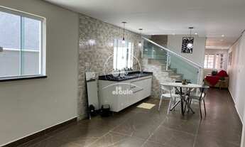 Imagem 2: Vila Sczrpelli. Sobrado com 4 amplos quartos, sendo 1 suíte, 208m2, sala cozinha ampla, ár