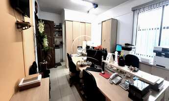 Imagem 2: Sala Comercial no Jardim Bela Vista Com 33 m² de área . Sala com mesas, cadeiras, e armár