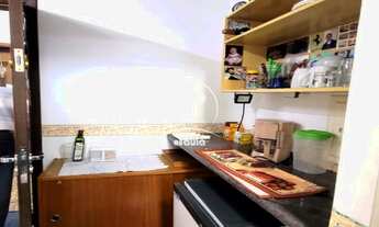 Imagem 5: Sala Comercial no Jardim Bela Vista Com 33 m² de área . Sala com mesas, cadeiras, e armár