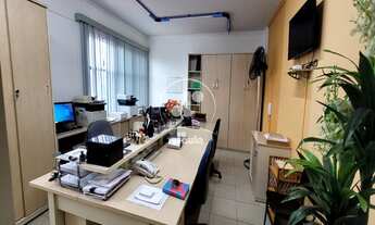 Imagem 4: Sala Comercial no Jardim Bela Vista Com 33 m² de área . Sala com mesas, cadeiras, e armár