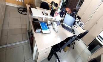 Imagem 3: Sala Comercial no Jardim Bela Vista Com 33 m² de área . Sala com mesas, cadeiras, e armár