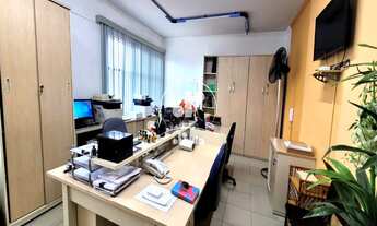 Imagem 7: Sala Comercial no Jardim Bela Vista Com 33 m² de área . Sala com mesas, cadeiras, e armár