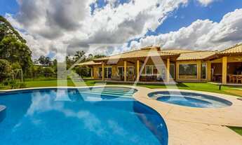 Imagem: Mansão com arquitetura litorânea e total