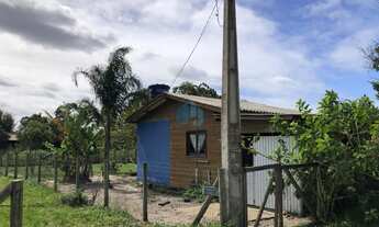 Imagem: Casa em Amplo Terreno Localizada a Poucos