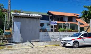 Imagem 4: Bela Casa Localizada a 150 m da Praia Central, no Centro de Garopaba!