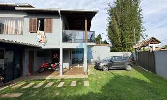 Imagem: Bela Casa com Amplo Pátio e Piscina, Próxima