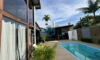 Imagem 6: Bela Casa com Amplo Pátio e Piscina, Próxima de Todo Comércio e Poucos Minutos das Princip