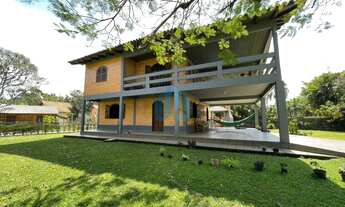 Imagem: Linda Casa com Amplo Quintal, na Entrada