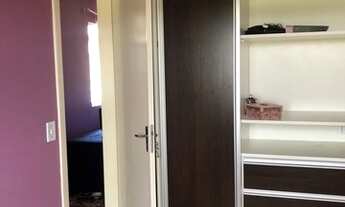 Imagem 4: Apartamento 2 dormitórios, quarto com armários planejados com sala hack e painel sobre me