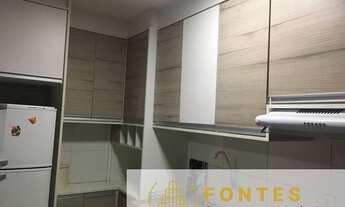 Imagem 3: Apartamento 2 dormitórios, quarto com armários planejados com sala hack e painel sobre me