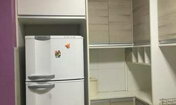 Imagem 2: Apartamento 2 dormitórios, quarto com armários planejados com sala hack e painel sobre me