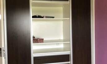 Imagem 5: Apartamento 2 dormitórios, quarto com armários planejados com sala hack e painel sobre me