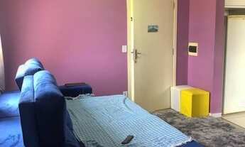 Imagem 6: Apartamento 2 dormitórios, quarto com armários planejados com sala hack e painel sobre me