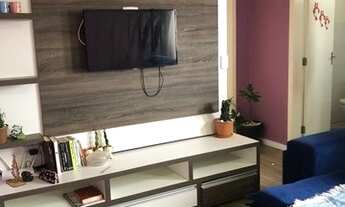 Imagem 7: Apartamento 2 dormitórios, quarto com armários planejados com sala hack e painel sobre me