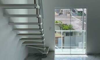 Imagem 2: Terreno em condomínio fechado com 2 residências individuais, sendo um sobrado novo contend