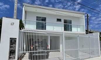 Imagem 1: Terreno em condomínio fechado com 2 residências individuais, sendo um sobrado novo contend