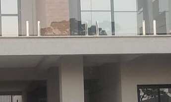 Imagem 2: 200m² de área total e 183m² de área construída. Cerca elétrica na parte da frente. 2 portõ