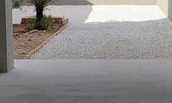 Imagem 4: 200m² de área total e 183m² de área construída. Cerca elétrica na parte da frente. 2 portõ