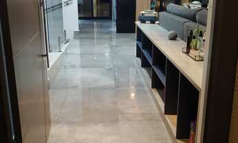 Imagem 5: 200m² de área total e 183m² de área construída. Cerca elétrica na parte da frente. 2 portõ