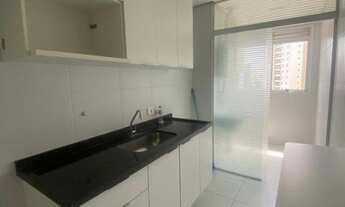 Imagem 7: Apartamento de frente para locação com 2 quartos, sendo uma suíte, em um andar alto