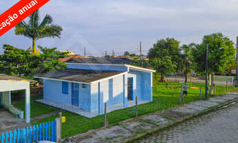 Imagem: Casa de esquina pátio gramado e arborizado