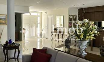 Imagem 5: Casa de Alto Padrão Com Elegância Arquitetônica em Jurerê Internacional