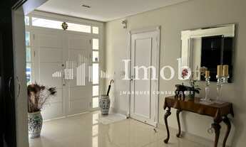 Imagem 2: Casa de Alto Padrão Com Elegância Arquitetônica em Jurerê Internacional