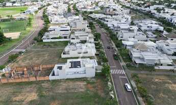 Imagem: Terreno, 365M² de Área Construída na