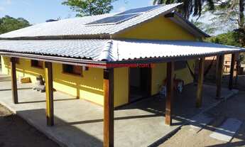 Imagem: Casa em frente ao Rio de Contas, com lancha