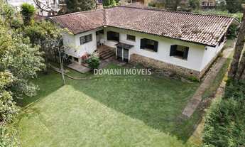 Imagem: 6 dormitórios, 3 banheiro, 2 vagas na garagem