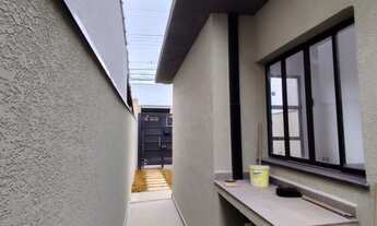 Imagem 2: Essa casa conta com uma arquitetura moderna e sofisticada