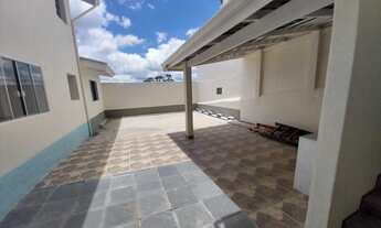 Imagem 1: Casa principal com 2 quartos sala ,cozinha ,banheiro ,garagem fechada, lavanderia ,casa fu