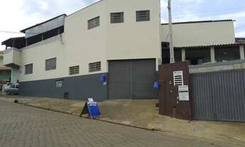 Imagem: 4 salões com uma casa pequena a venda