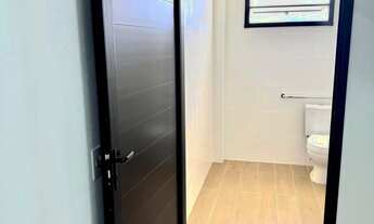 Imagem 4: Apresentamos um galpão comercial com 2 salas, 2 banheiros, 6 vagas de garagem e uma área t