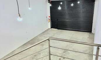 Imagem 3: Apresentamos um galpão comercial com 2 salas, 2 banheiros, 6 vagas de garagem e uma área t