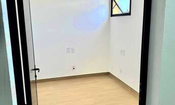 Imagem 7: Apresentamos um galpão comercial com 2 salas, 2 banheiros, 6 vagas de garagem e uma área t