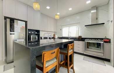 Imagem 6: Casa com móveis planejados e piscina