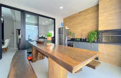 Imagem 7: Casa com móveis planejados e piscina