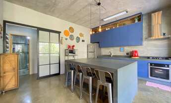 Imagem 6: Casa estilo industrial com amplo quintal com redário