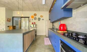 Imagem 5: Casa estilo industrial com amplo quintal com redário