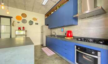 Imagem 7: Casa estilo industrial com amplo quintal com redário