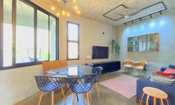 Imagem 2: Casa estilo industrial com amplo quintal com redário