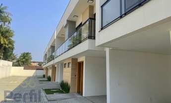 Imagem 2: Sobrado geminado em condomínio fechado com três quartos sendo uma suíte no bairro Glória