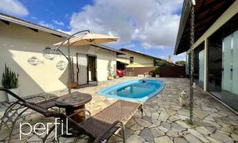 Imagem 4: Casa à venda - 2 quartos - área de festa com piscina - deck de fundos com amplo terreno